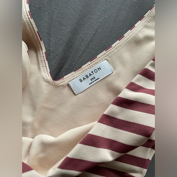 Babaton contour v-neck - Picture 2 of 4